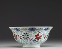 Chine - Bol en porcelaine Doucai à décor de fleurs, marque Yongzheng sous la pièce.