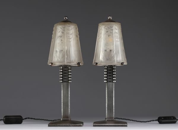 MULLER Frères Lunéville - Pair of Art Deco lamps, pressed glass globe with geometric decoration, hammered metal base, signed.