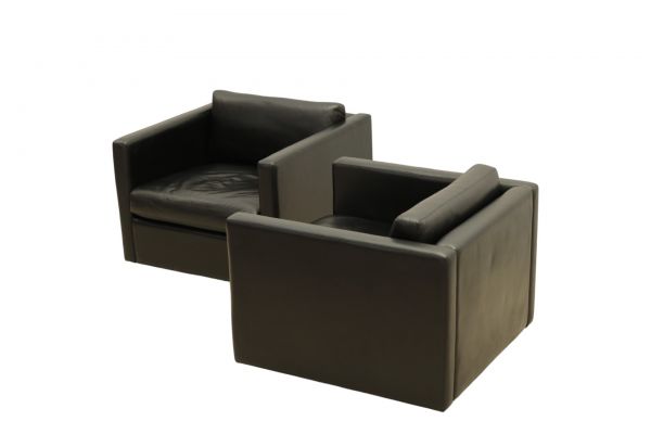 Walter KNOLL (1876-1971) Paire de fauteuils en cuir noir.