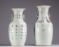 Chine -  Ensemble de deux vases en porcelaine famille rose à décor de personnages.