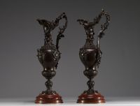 Paire de verseuses en bronze de style Louis XV sur socles en marbre rouge.