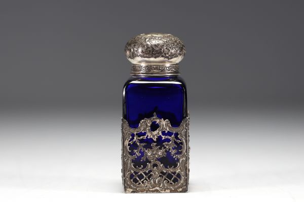 Petit flacon à parfum en verre bleu cobalt et argent, poinçon allemand.