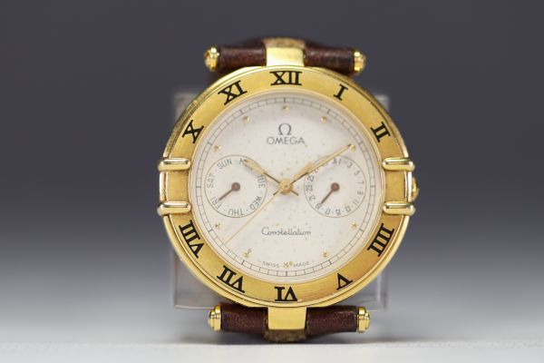 OMEGA Constellation Day-Date, montre homme en or jaune 18k yellow, quartz, bracelet cuir, vers 1985.