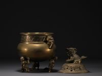 Chine - Brûle parfum en bronze, couvercle surmonté d'un Chien de Fô.