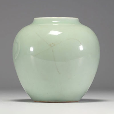 Chine - Vase en porcelaine céladon, marque au bleu sous la pièces, époque XIXème.