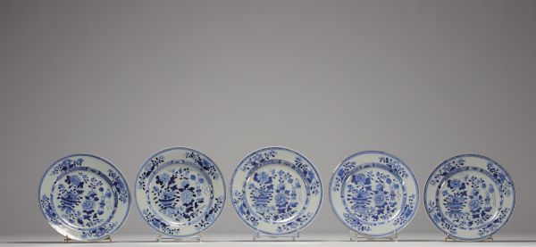 Chine - Ensemble de cinq assiettes en porcelaine blanc bleu,  XVIIIe siècle, Période Chienlung