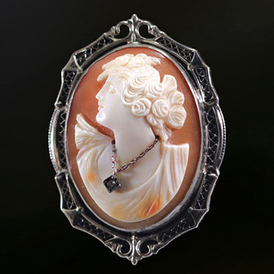 14k white gold brooch set with a cameo representing a woman in profile in bloom, with a genuine diamond-set necklace around her neck. Made in the 1940s.