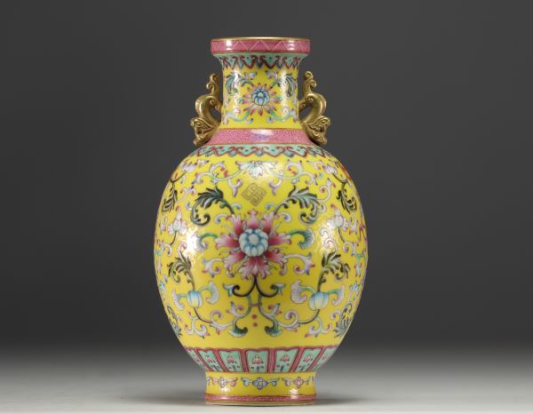 Chine - Vase en porcelaine de la famille rose sur fond jaune marque au bleu sous la pièce.