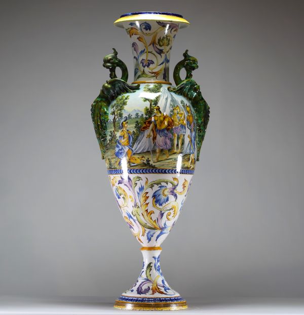 Grand vase balustre Majolique à deux anses en forme de chimères, décor polychrome dans un style raffaelesque, Italie, XXème.