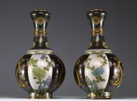 Chine - Paire de vases en émail cloisonné à décor de fleurs et de dragons, dynastie Qing, vers 1900.