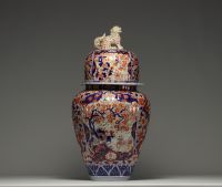 Japan - Large Imari covered vase, fretel in the shape of a Fô dog.