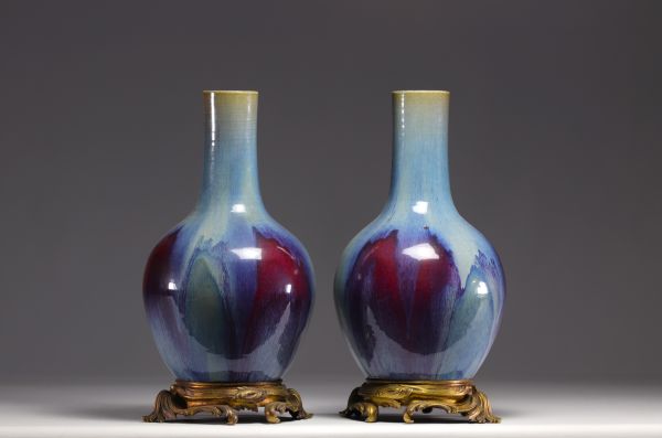 Rare paire de vases en porcelaine de chine à glaçure flammée montées sur bronze du XVIIIe siècle