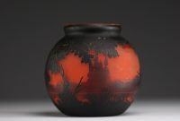 MULLER Frères Lunéville - Vase en verre multicouche dégagé à l'acide à décor de paysage lacustre, signé.