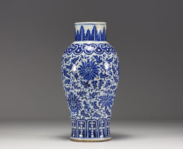 Chine - Vase en porcelaine blanc bleu à décor de fleurs, d'époque transition.