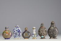 Chine - Ensemble de vingt tabatières en matières diverses telles que verre de Pékin, cloisonné et porcelaine.