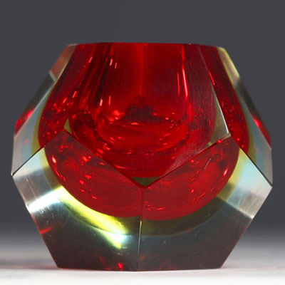 Flavio POLI (1900-1984) pour Luigi Mandruzzato Murano - Vase verre submergé à facettes géométriques, de couleur rouge, vers 1950-60.