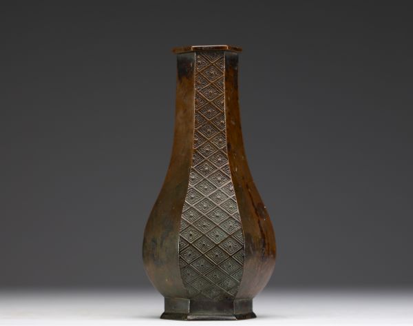 Chine - Petite vase en bronze à base et pense hexagonale, XVIIIème.