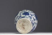 Chine - Vase en porcelaine blanc bleu, forme Meiping, d'époque XIXème.