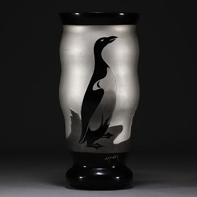 ArtVer - Glasfabriek à Boom, vase dégagé à l'acide à décor de pingouins, d'époque Art Déco.