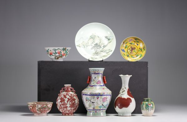 Chine - Ensemble de huit pièces de formes en porcelaine, vases, bols, assiettes et pots couvert.