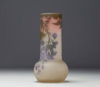 Émile GALLÉ (1846-1904) Vase en verre multicouche dégagé à l'acide au décor de glycine.