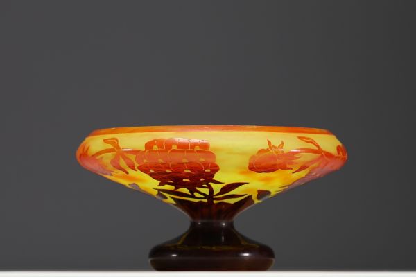 Charles SCHNEIDER (1881-1953) Le Verre Français - Coupe sur pied en verre multicouche dégagé à l'acide à décor pivoines, signée Charder.