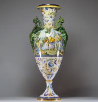 Grand vase balustre Majolique à deux anses en forme de chimères, décor polychrome dans un style raffaelesque, Italie, XXème.