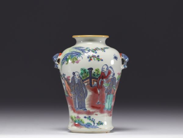 Chinese porcelain vase decorated with 