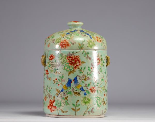 Pot couvert en porcelaine de chine famille rose sur fond vert à décor d'oiseaux et fleurs