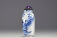 China - A blue-white porcelain snuffbox decorated with a figure, Qianlong mark under the piece.