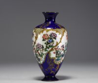 Japon - Vase en émail cloisonné bleu à décor floral sur fond blanc.