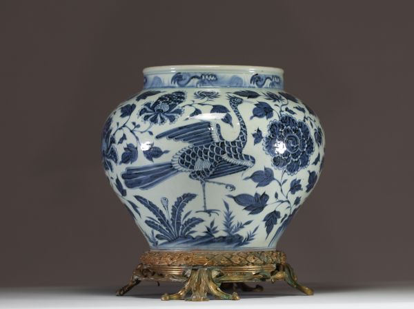 Chine - Rare vase en porcelaine blanc bleu à décor de paons et de fleurs de pivoines, monture en bronze, époque Ming.