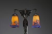 MULLER Frères Lunéville - Art Nouveau double table lamp in forged metal decorated with pine cones, surmounted by two marmorated glass globes, signed