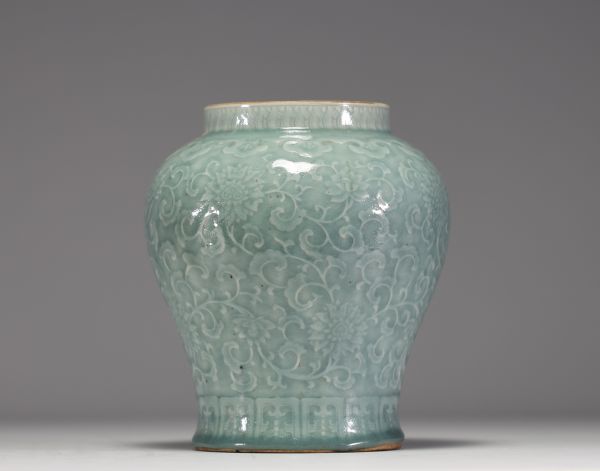 Chine - Vase en porcelaine monochrome vert pâle à décor floral en relief, marque au bleu sous la pièce, époque XVIIème.