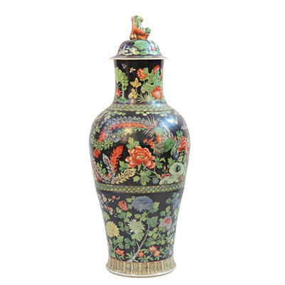 Vase couvert de la famille noire à décor de fleurs et oiseaux du XIXe siècle