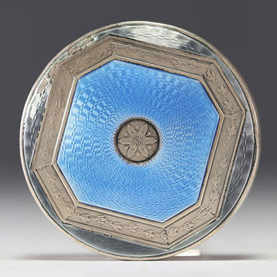 Snuffbox in solid silver with guilloché and enamel, late 19th century.