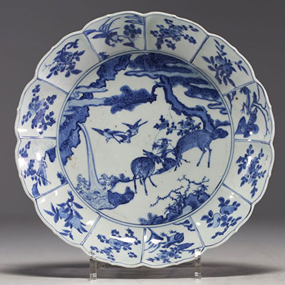 Chine - Assiette en porcelaine blanc bleu à décor de daims et d'oiseaux, époque Ming, WanLi.