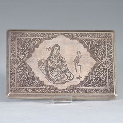 Boîte gravée d'une jeune femme provenant de l'Iran