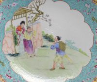 Chine - Assiette en porcelaine famille rose à décor de personnages au jardin, époque République.