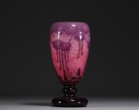 CHARDER - Vase en verre multicouche dégagé à l'acide à décor d'églantines, signé.