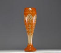 Charles SCHNEIDER (1881-1953) Le Verre Français - Imposant vase de forme balustre en verre multicouche dégagé à l'acide au décor de grappes de dattiers, signé au berlingot.