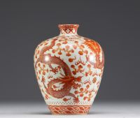 Chine - Vase en porcelaine à décor de dragons impériaux en rouge fer, dynastie Qing. marque Qianlong