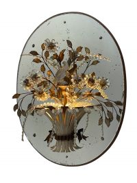 Maison Bagues - Rare paire de grandes appliques formant des corbeilles de fleurs en métal et verre surmontées de perroquets en verre moulé.