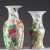 Chine - Ensemble de deux vases Qianjiang cai en porcelaine famille rose.