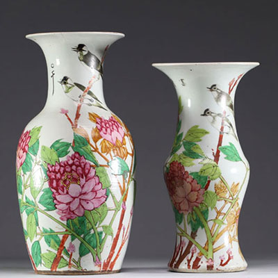 China - Set of two Qianjiang cai vases in famille rose porcelain.