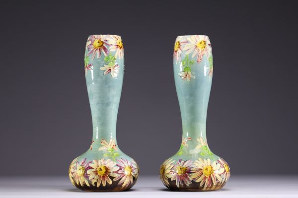 Pierre PERRET (XIX-XX) pour Vallauris - Paire de vases Art Nouveau en céramique émaillée à décor floral, vers 1900.