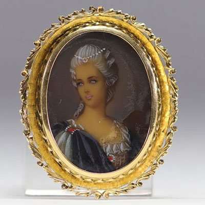 Portrait miniature monté sur une broche en or 18k.