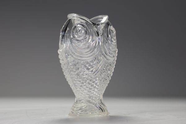 Baccarat - Vase en verre soufflé-moulé figurant deux carpes côte à côte.