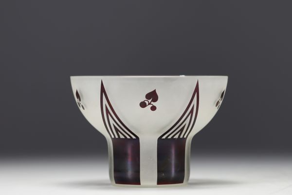 Josef HOFFMANN (1870-1956) et LOETZ - Coupe en  verre incolore, décor teinté et gravé en rouge rubis, vers 1912.