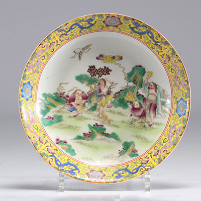 Famille Rose porcelain plate decorated with figures